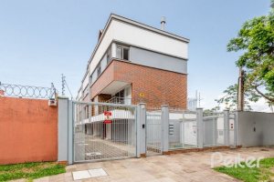 Casa em Condomínio à venda com 233m², 3 dormitórios, 1 suíte, 3 vagas, no bairro Vila Assunção em Porto Alegre