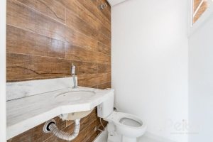 Casa em Condomínio à venda com 233m², 3 dormitórios, 1 suíte, 3 vagas, no bairro Vila Assunção em Porto Alegre