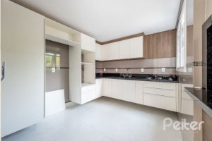 Casa em Condomínio à venda com 233m², 3 dormitórios, 1 suíte, 3 vagas, no bairro Vila Assunção em Porto Alegre