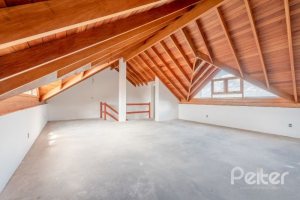 Casa em Condomínio à venda com 233m², 3 dormitórios, 1 suíte, 3 vagas, no bairro Vila Assunção em Porto Alegre