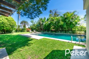 Casa à venda com 984m², 4 dormitórios, 4 suítes, 3 vagas, no bairro Vila Assunção em Porto Alegre