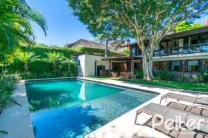 Casa à venda com 984m², 4 dormitórios, 4 suítes, 3 vagas, no bairro Vila Assunção em Porto Alegre