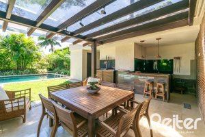 Casa à venda com 984m², 4 dormitórios, 4 suítes, 3 vagas, no bairro Vila Assunção em Porto Alegre