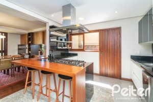 Casa à venda com 984m², 4 dormitórios, 4 suítes, 3 vagas, no bairro Vila Assunção em Porto Alegre