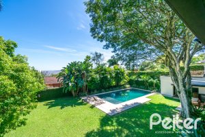 Casa à venda com 984m², 4 dormitórios, 4 suítes, 3 vagas, no bairro Vila Assunção em Porto Alegre