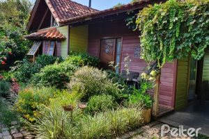 Casa à venda com 150m², 3 dormitórios, 1 suíte, 4 vagas, no bairro Guarujá em Porto Alegre