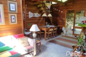 Casa à venda com 150m², 3 dormitórios, 1 suíte, 4 vagas, no bairro Guarujá em Porto Alegre