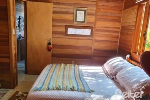 Casa à venda com 150m², 3 dormitórios, 1 suíte, 4 vagas, no bairro Guarujá em Porto Alegre