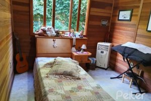 Casa à venda com 150m², 3 dormitórios, 1 suíte, 4 vagas, no bairro Guarujá em Porto Alegre