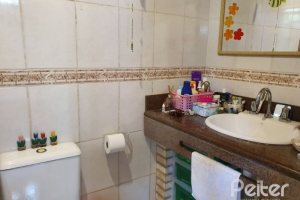 Casa à venda com 150m², 3 dormitórios, 1 suíte, 4 vagas, no bairro Guarujá em Porto Alegre