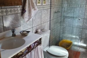 Casa à venda com 150m², 3 dormitórios, 1 suíte, 4 vagas, no bairro Guarujá em Porto Alegre