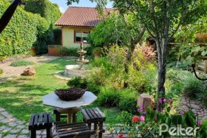 Casa à venda com 150m², 3 dormitórios, 1 suíte, 4 vagas, no bairro Guarujá em Porto Alegre