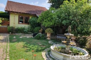 Casa à venda com 150m², 3 dormitórios, 1 suíte, 4 vagas, no bairro Guarujá em Porto Alegre