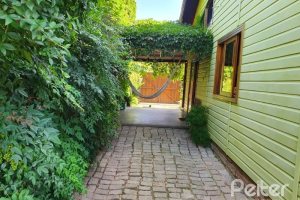 Casa à venda com 150m², 3 dormitórios, 1 suíte, 4 vagas, no bairro Guarujá em Porto Alegre