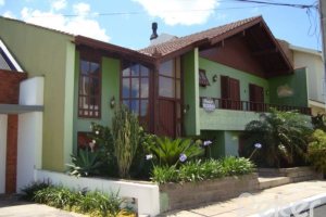 Casa em Condomínio à venda com 300m², 4 dormitórios, 1 suíte, 2 vagas, no bairro Nonoai em Porto Alegre