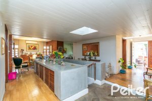 Casa à venda com 405m², 3 dormitórios, 3 suítes, 6 vagas, no bairro Vila Assunção em Porto Alegre