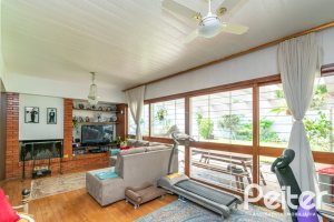 Casa à venda com 405m², 3 dormitórios, 3 suítes, 6 vagas, no bairro Vila Assunção em Porto Alegre