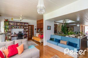 Casa à venda com 405m², 3 dormitórios, 3 suítes, 6 vagas, no bairro Vila Assunção em Porto Alegre