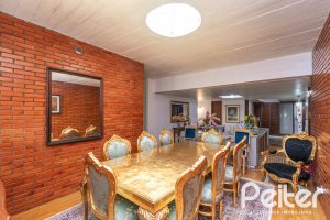 Casa à venda com 405m², 3 dormitórios, 3 suítes, 6 vagas, no bairro Vila Assunção em Porto Alegre