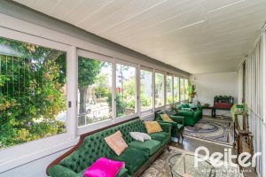 Casa à venda com 405m², 3 dormitórios, 3 suítes, 6 vagas, no bairro Vila Assunção em Porto Alegre