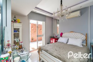 Casa à venda com 405m², 3 dormitórios, 3 suítes, 6 vagas, no bairro Vila Assunção em Porto Alegre