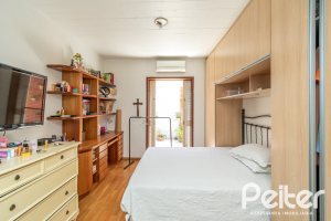 Casa à venda com 405m², 3 dormitórios, 3 suítes, 6 vagas, no bairro Vila Assunção em Porto Alegre