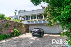 Casa à venda com 405m², 3 dormitórios, 3 suítes, 6 vagas, no bairro Vila Assunção em Porto Alegre