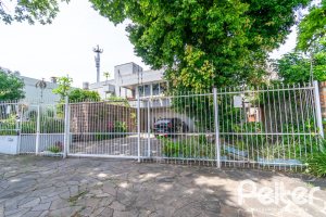 Casa à venda com 405m², 3 dormitórios, 3 suítes, 6 vagas, no bairro Vila Assunção em Porto Alegre