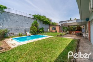 Casa à venda com 405m², 3 dormitórios, 3 suítes, 6 vagas, no bairro Vila Assunção em Porto Alegre