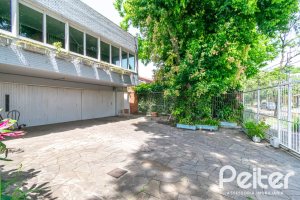 Casa à venda com 405m², 3 dormitórios, 3 suítes, 6 vagas, no bairro Vila Assunção em Porto Alegre