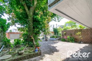 Casa à venda com 405m², 3 dormitórios, 3 suítes, 6 vagas, no bairro Vila Assunção em Porto Alegre