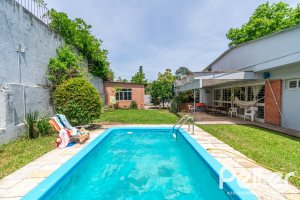 Casa à venda com 405m², 3 dormitórios, 3 suítes, 6 vagas, no bairro Vila Assunção em Porto Alegre