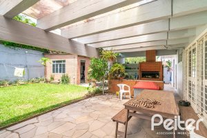 Casa à venda com 405m², 3 dormitórios, 3 suítes, 6 vagas, no bairro Vila Assunção em Porto Alegre