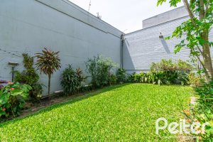 Casa à venda com 405m², 3 dormitórios, 3 suítes, 6 vagas, no bairro Vila Assunção em Porto Alegre