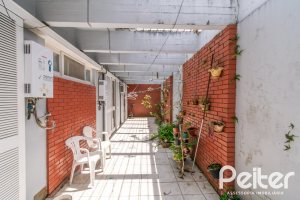 Casa à venda com 405m², 3 dormitórios, 3 suítes, 6 vagas, no bairro Vila Assunção em Porto Alegre