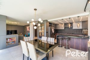 Casa à venda com 223m², 3 dormitórios, 1 suíte, 2 vagas, no bairro Vila Assunção em Porto Alegre