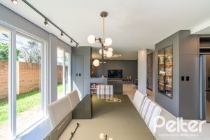 Casa à venda com 223m², 3 dormitórios, 1 suíte, 2 vagas, no bairro Vila Assunção em Porto Alegre