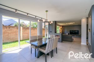 Casa à venda com 223m², 3 dormitórios, 1 suíte, 2 vagas, no bairro Vila Assunção em Porto Alegre