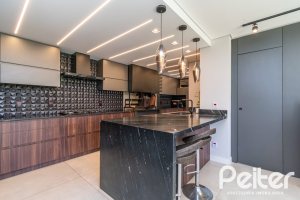 Casa à venda com 223m², 3 dormitórios, 1 suíte, 2 vagas, no bairro Vila Assunção em Porto Alegre