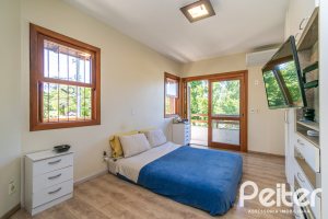 Casa à venda com 223m², 3 dormitórios, 1 suíte, 2 vagas, no bairro Vila Assunção em Porto Alegre