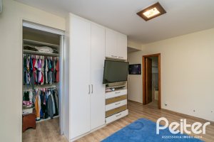 Casa à venda com 223m², 3 dormitórios, 1 suíte, 2 vagas, no bairro Vila Assunção em Porto Alegre