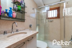 Casa à venda com 223m², 3 dormitórios, 1 suíte, 2 vagas, no bairro Vila Assunção em Porto Alegre