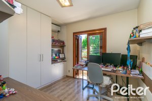 Casa à venda com 223m², 3 dormitórios, 1 suíte, 2 vagas, no bairro Vila Assunção em Porto Alegre