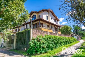 Casa à venda com 223m², 3 dormitórios, 1 suíte, 2 vagas, no bairro Vila Assunção em Porto Alegre