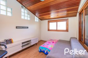 Casa à venda com 223m², 3 dormitórios, 1 suíte, 2 vagas, no bairro Vila Assunção em Porto Alegre