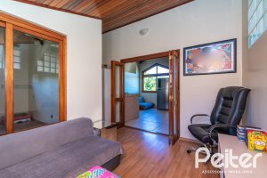 Casa à venda com 223m², 3 dormitórios, 1 suíte, 2 vagas, no bairro Vila Assunção em Porto Alegre