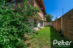 Casa à venda com 223m², 3 dormitórios, 1 suíte, 2 vagas, no bairro Vila Assunção em Porto Alegre