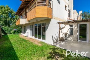 Casa à venda com 223m², 3 dormitórios, 1 suíte, 2 vagas, no bairro Vila Assunção em Porto Alegre