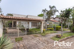 Casa à venda com 350m², 3 dormitórios, 1 suíte, 5 vagas, no bairro Vila Assunção em Porto Alegre