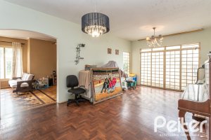 Casa à venda com 350m², 3 dormitórios, 1 suíte, 5 vagas, no bairro Vila Assunção em Porto Alegre